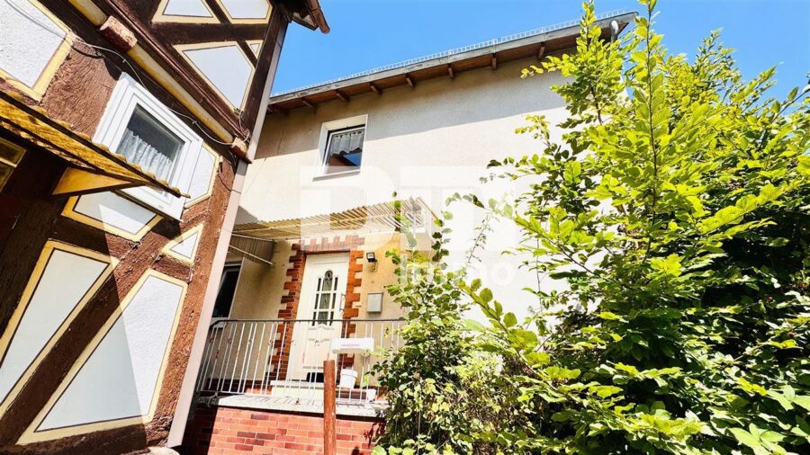 2 Einfamilienhäuser in gesuchter Wohnlage mit viel Potenzial zum Paketpreis - Frontansicht Haus massiv